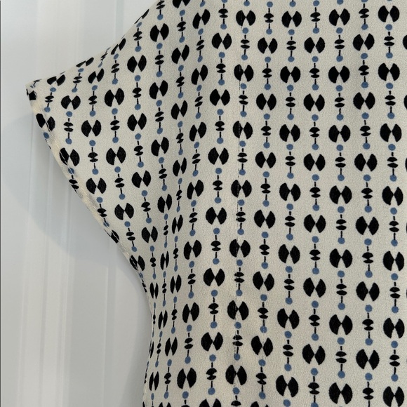 Lightweight pullover blouse, cap sleeves, small print Ivory background EUC Sz M - Picture 4 of 8